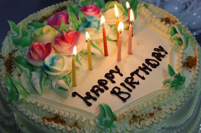 Bữa tiệc sinh nhật không thể thiếu bánh sinh nhật với những ngọn nến lung linh